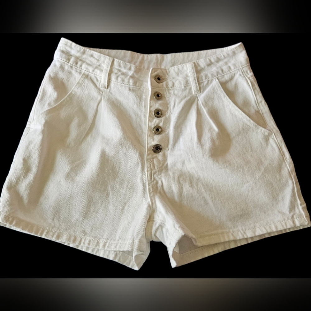 🌞White button fly pleated jean shorts